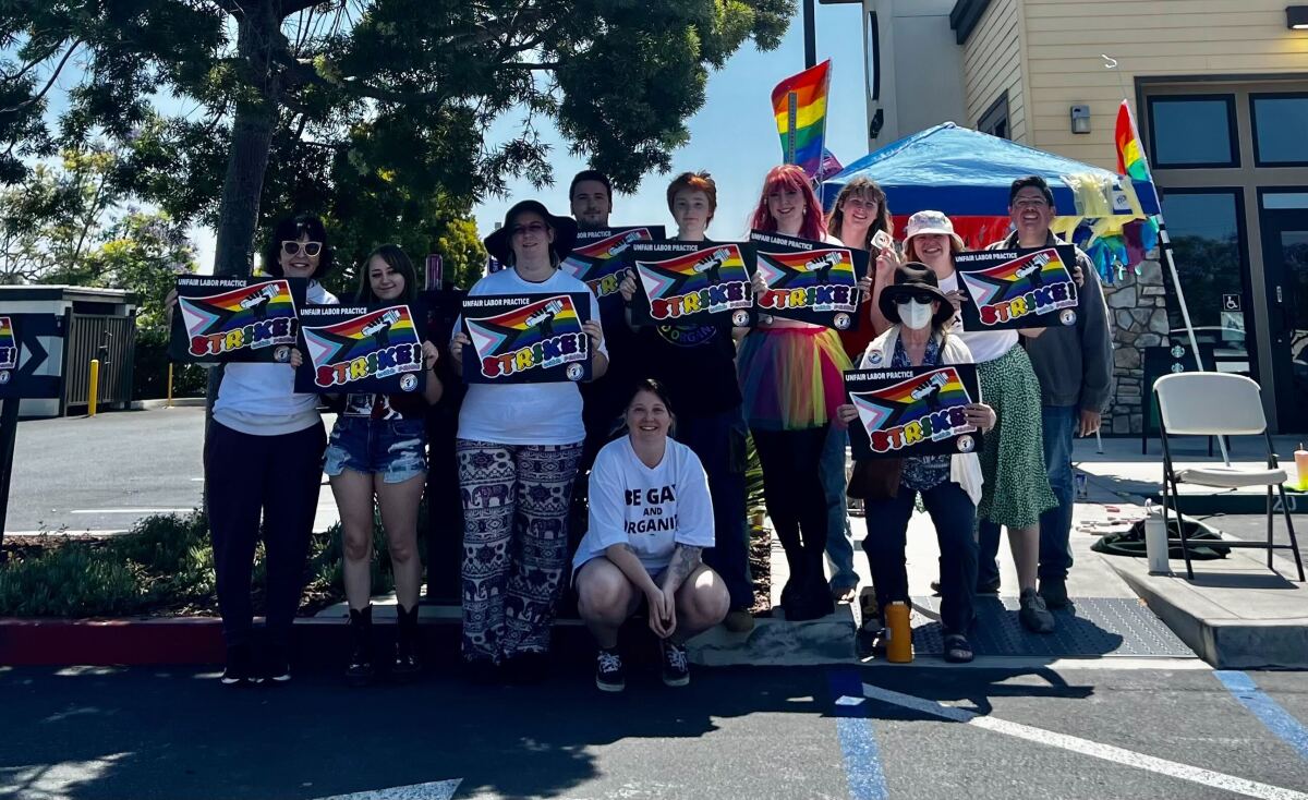 Encinitas Starbucks se une a la huelga nacional contra las decoraciones del Orgullo