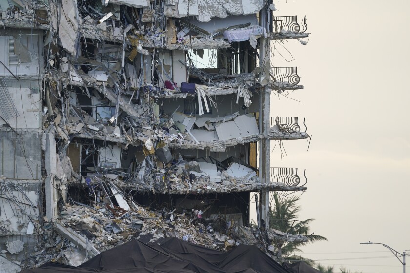 ARCHIVO - Una lona enorme cubre una sección de escombros donde efectuaban sus labores equipos de búsqueda