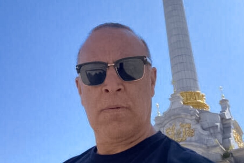 Ukrayna'da, Trump karşıtı stratejistler Rusya ve Putin'i ele geçirdi 3 Madrid'in Kiev'in Maidan olarak bilinen Bağımsızlık Meydanı'nda çektiği bir otoportre.