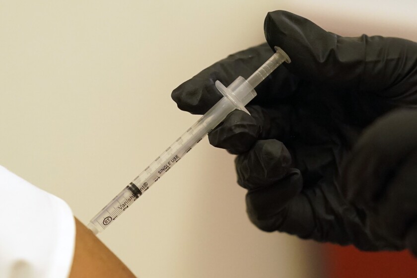 ARCHIVO - Una mujer es inyectada con su segunda dosis de la vacuna de Pfizer contra el COVID-19 en un sitio de vacunación de Servicios Humanos y de Salud del condado Dallas, el jueves 26 de agosto de 2021, en Dallas. (AP Foto/LM Otero, archivo)