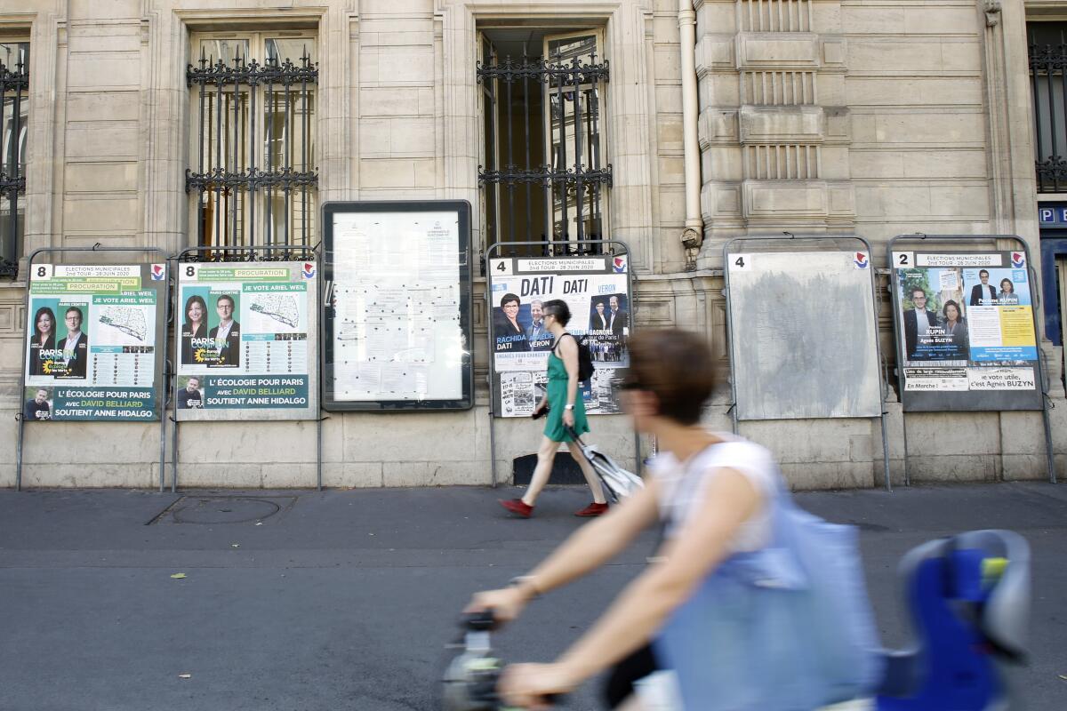 Unas personas caminan por una calle de París, Francia, el viernes 26 de junio de 2020. 