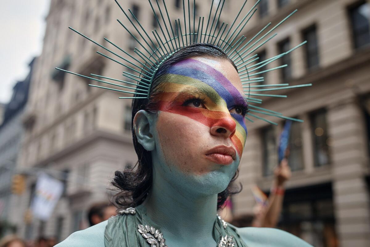 Una persona participa en la Marcha del Orgullo de la ciudad de Nueva York, 