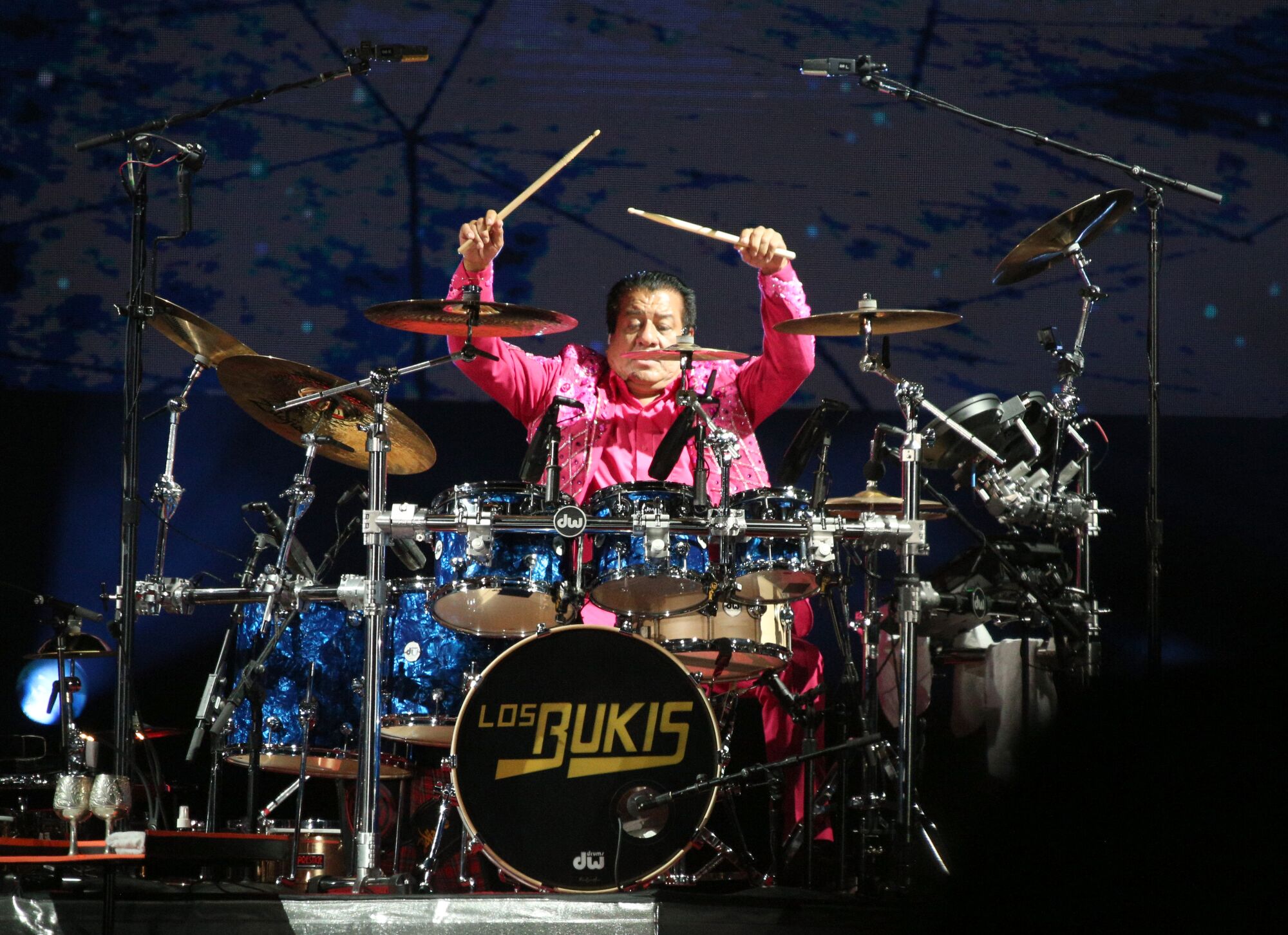 Pedro Sánchez en plena faena desde el escenario de Los Angeles Memorial Coliseum.