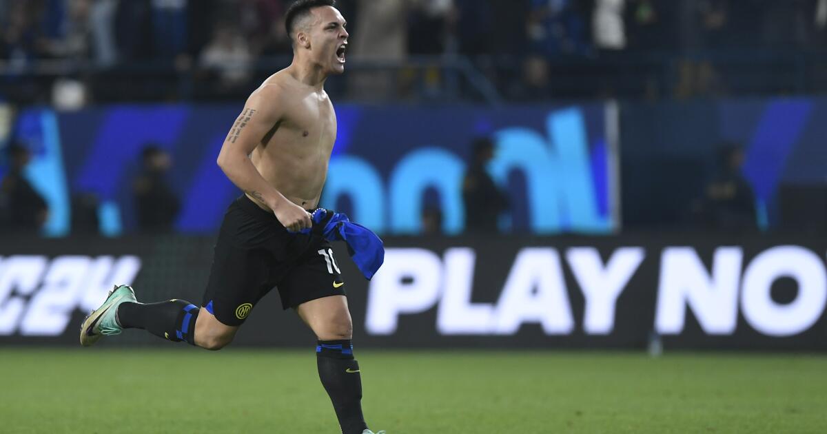 لوتريو يسجل متأخرا ليساعد إنتر على الفوز على نابولي 1-0 ليرفع كأس السوبر الإيطالي في السعودية
