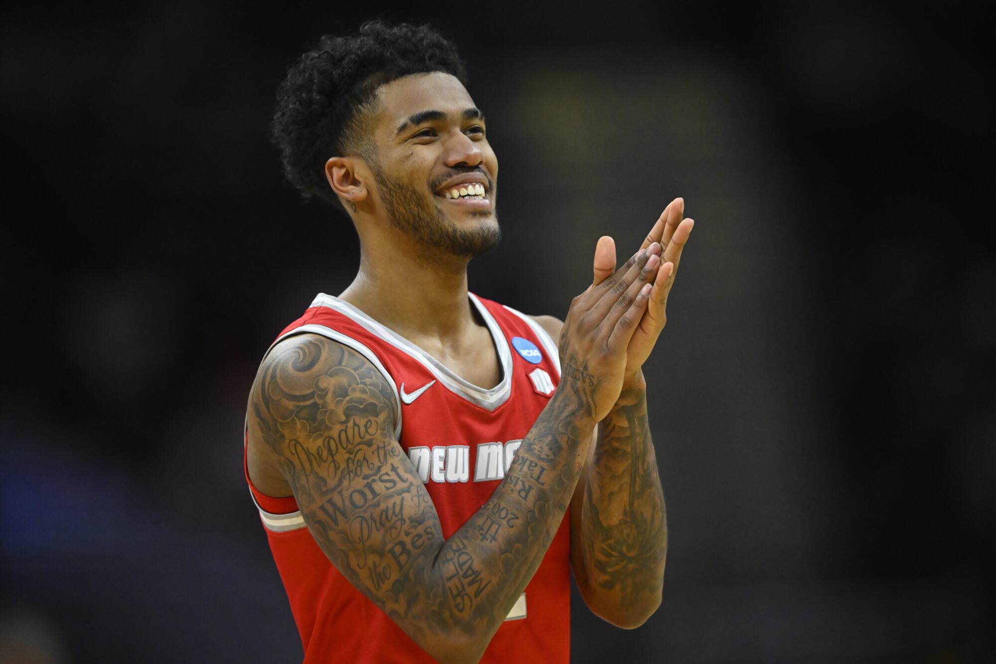 New Mexico gardiyanı Donovan Dent ikinci yarıda Marquette'e karşı kutluyor.