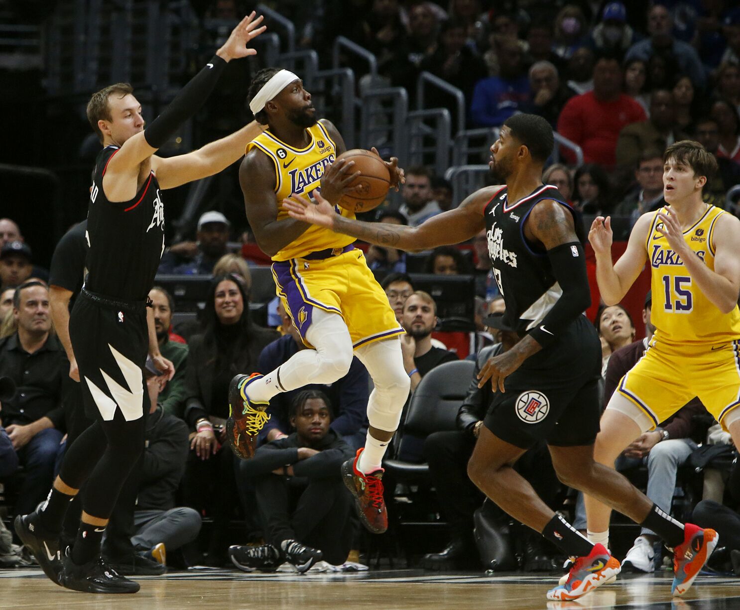 The Sports Report: Lakers are no match for Clippers - Los Angeles Times