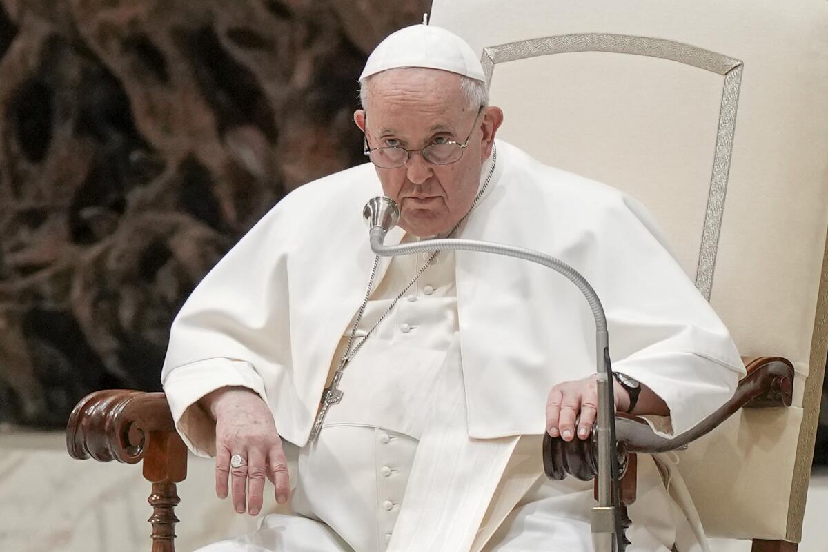 ARCHIVO - El papa Francisco habla en la audiencia general semanal en el Aula Pablo VI en el Vaticano,