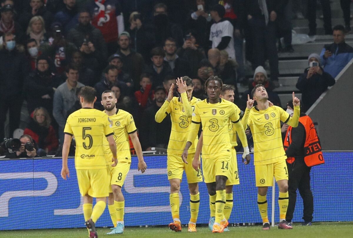Chelsea's Christian Pulisic, right, celebrates with teammates after scoring his side's first goal during the Champions League, second leg, round of 16, soccer match between Lille and Chelsea at the Stade Pierre Mauroy stadium in Villeneuve d'Ascq, northern France, Wednesday, March 16, 2022. (AP Photo/Michel Spingler)