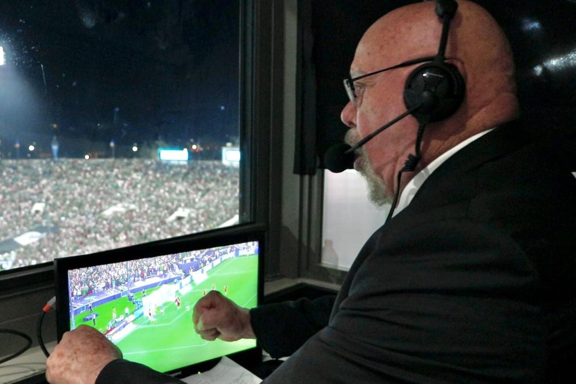Enrique 'Perro' Bermúdez narrando México vs. Perú en el Rose Bowl de Pasadena el 24 de septiembre de 2022.