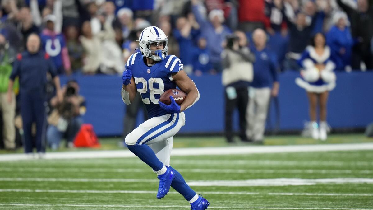 Taylor helps Colts turn table on Patriots with 27-17 victory