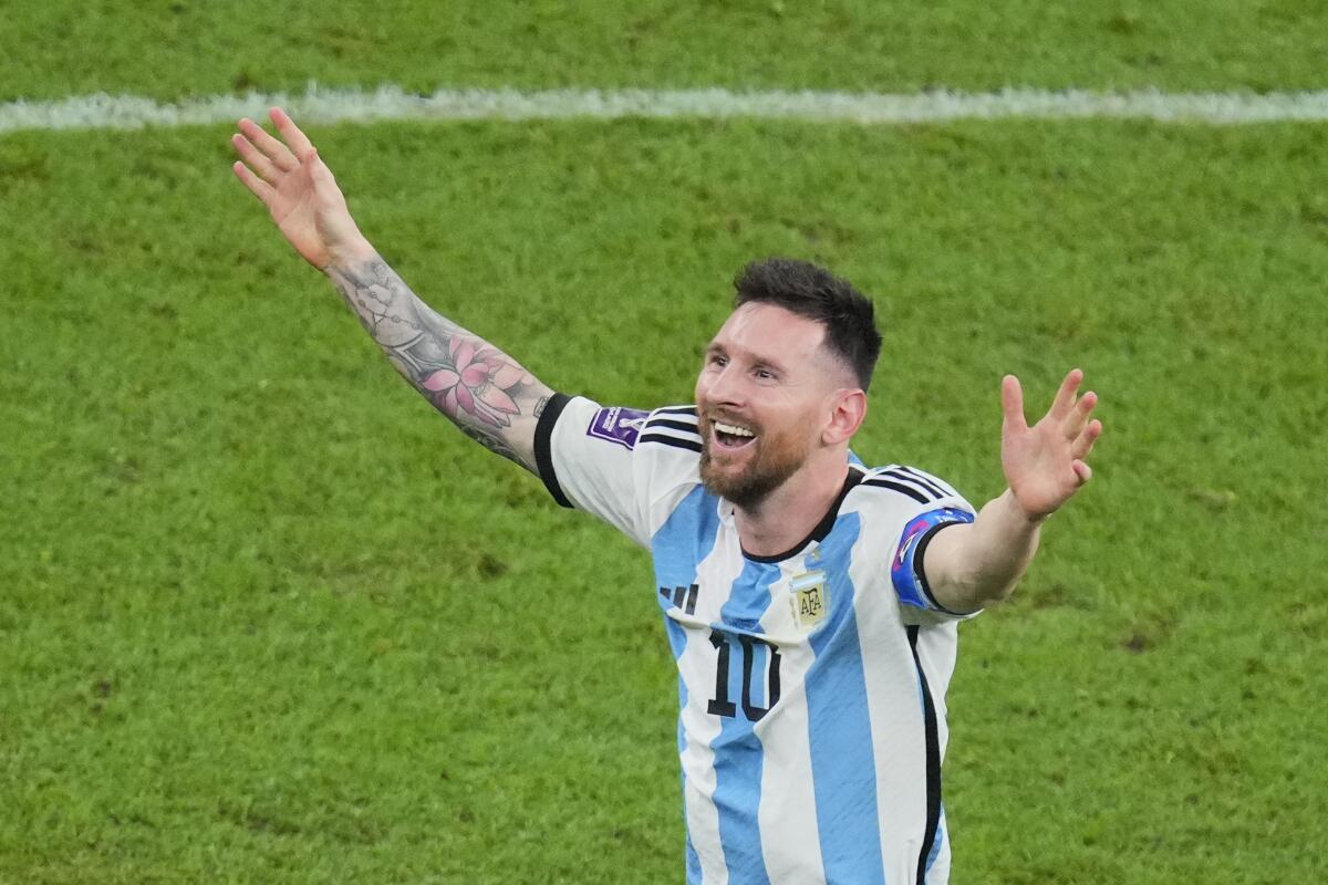 Lionel Messi festeja la coronación de Argentina en el Mundial, tras los penales ante Francia en Lusail, 