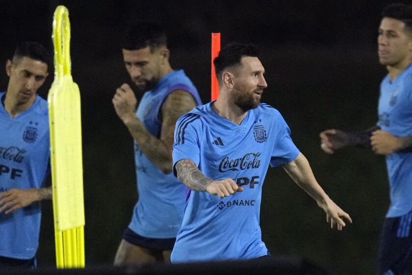 El delantero argentino Lionel Messi durante un entrenamiento de la selección de cara al partido contra Holanda por los cuartos de final del Mundial, el martes 6 de diciembre de 2022, en la Universidad de Doha. (AP Foto/Jorge Saenz)