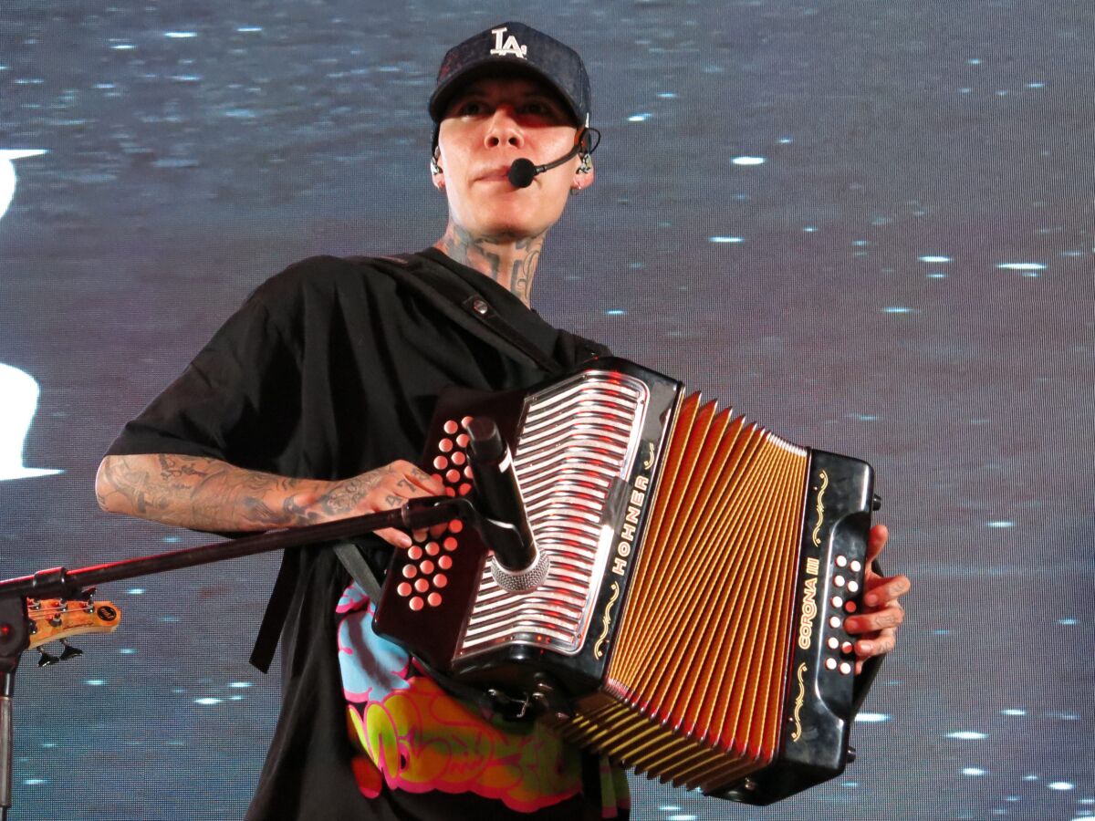 El rapero mexicano Santa Fe Klan canta en un concierto en la Ciudad de México el miércoles 27 de julio de 2022. 