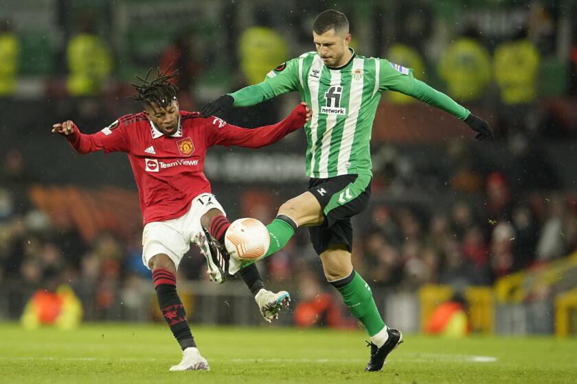 ARCHIVO - El argentino Guido Rodríguez, del Real Betis, marca a Fred, del Manchester United, en un partido de la Liga Europa, el jueves 9 de marzo de 2023 (AP Foto/Dave Thompson, archivo)