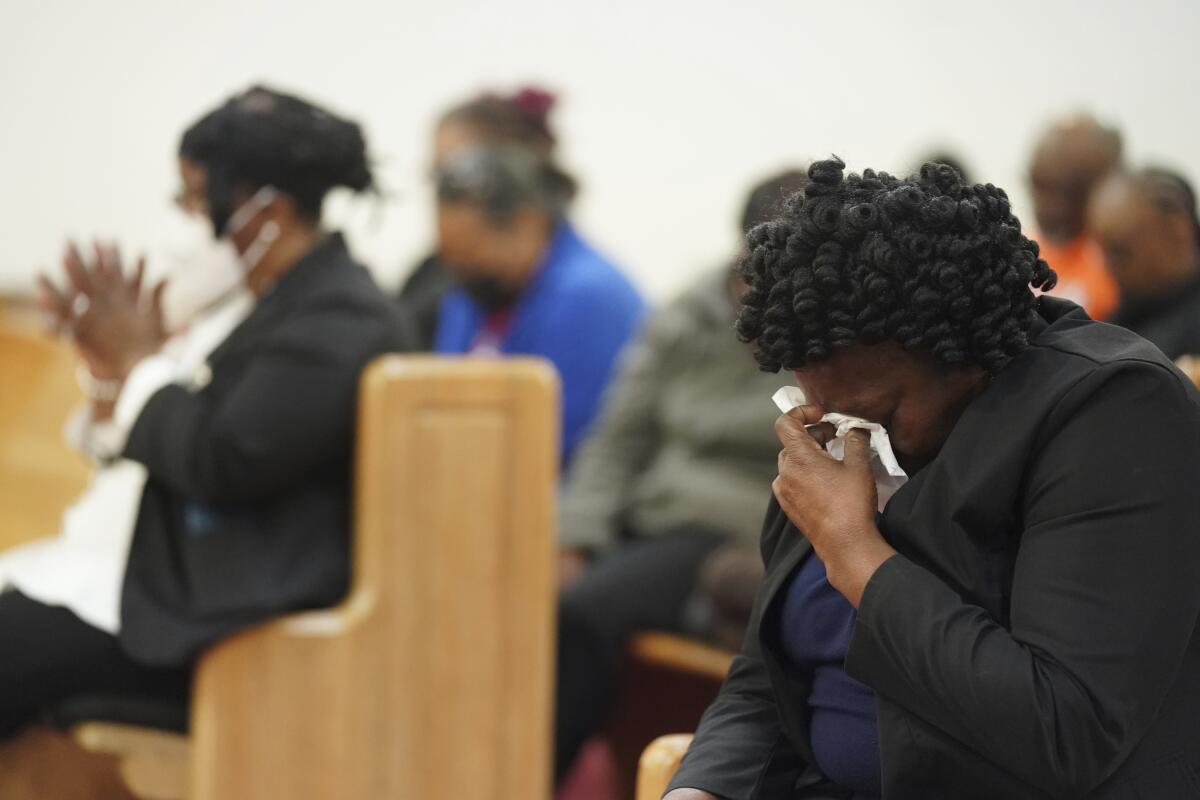 Elder Sharon Hammond se seca las lágrimas durante una vigilia por un grupo de estadounidenses 