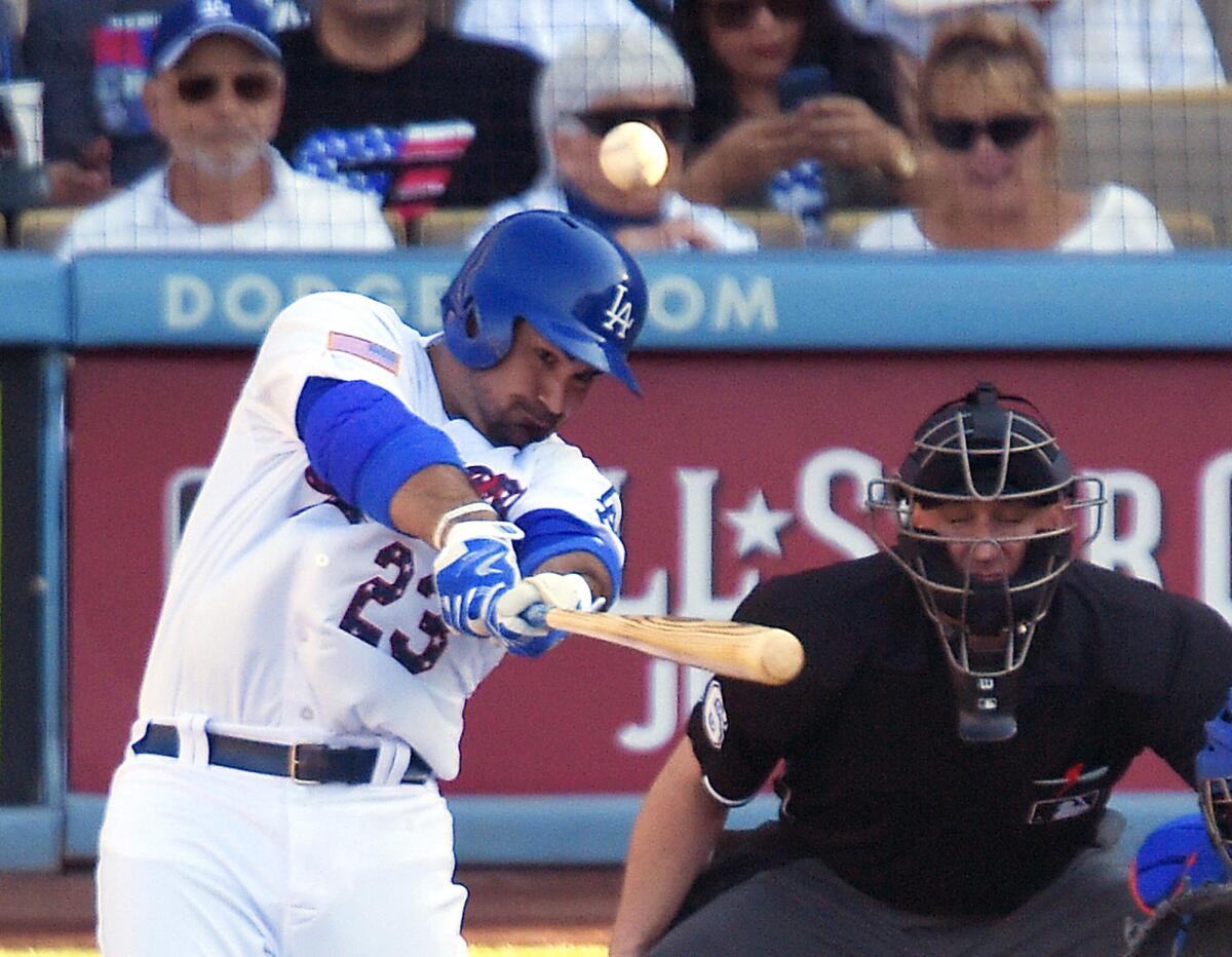 El mexicano Adrián González, de Dodgers, pega un jonrón solitario en la quinta entrada del partido frente a los Mets.