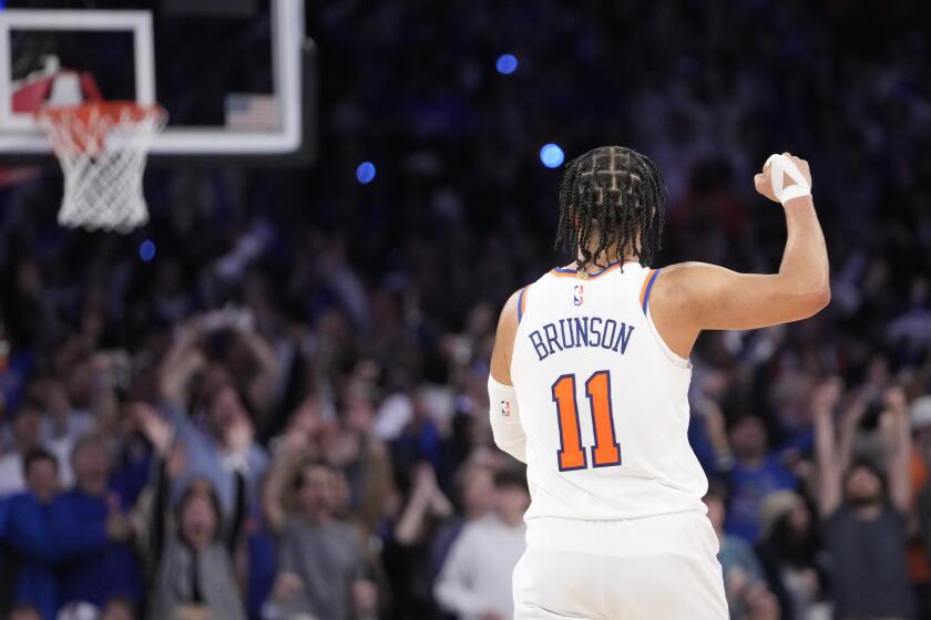 Jalen Brunson, de los Knicks de Nueva York, festeja en los últimos instantes del primer partido de la serie de playoffs ante los 76ers de Filadelfia, el sábado 20 de abril de 2024 (AP Foto/Mary Altaffer)