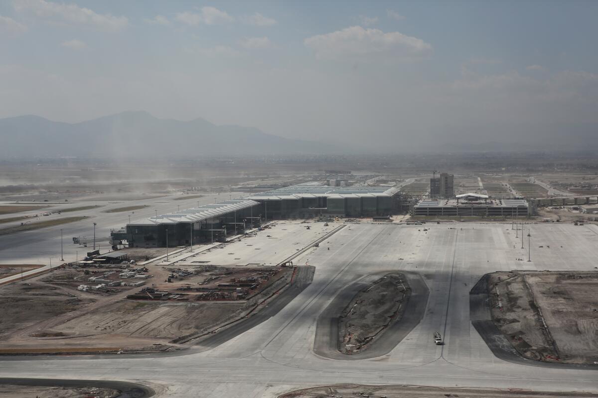ARCHIVO - Esta fotografía aérea muestra el nuevo Aeropuerto Internacional de la Ciudad de México