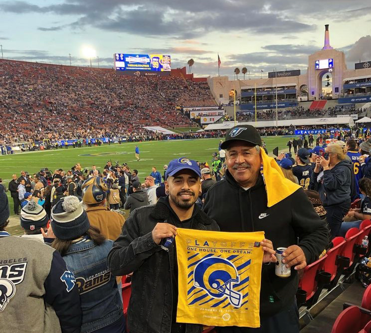 Isaías López junto a su papá en un partido de los Rams en el Coliseo de Los Ángeles.