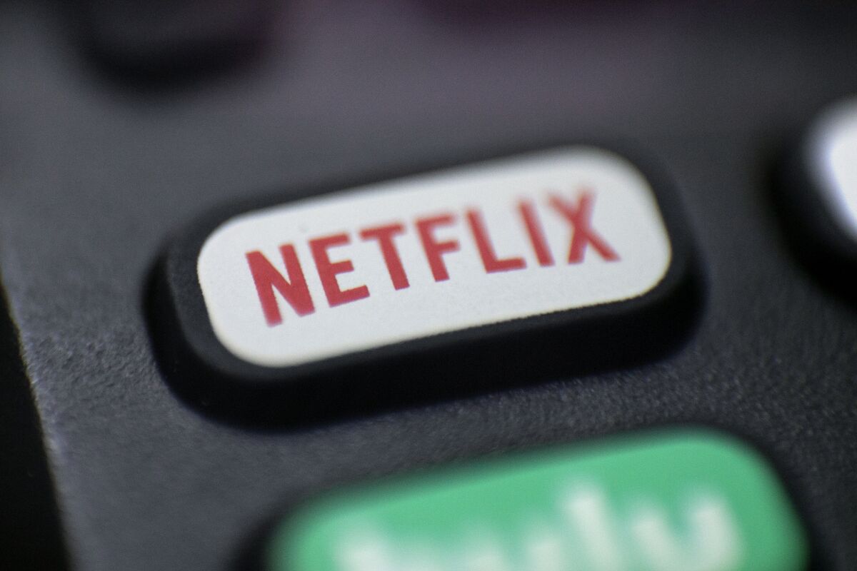 ARCHIVO – El logotipo de Netflix en un control remoto en Portland, Oregon