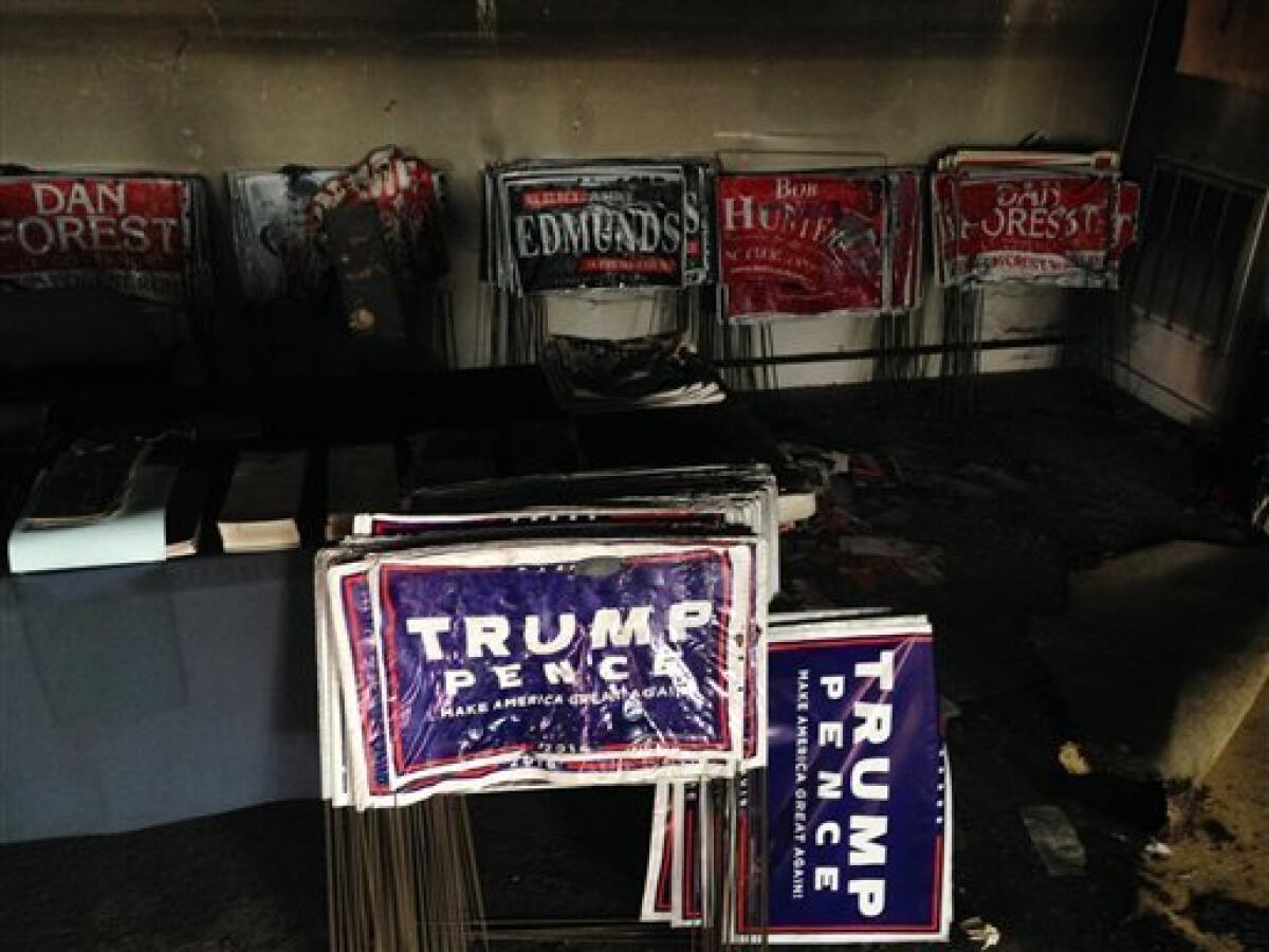 Varios carteles de campaña se derritieron durante un incendio intencional en la oficina del Partido Republicano en Hillsborough, North Carolina, el domingo 16 de octubre de 2016. Alguien lanzó durante la noche una botella con líquido inflamable por una ventana al interior del lugar, hubo daños pero no víctimas, según las autoridades. También fue pintada una pared contigua con una frase dirigida contra esa fuerza política en la que se mencionaba a “republicanos nazis”, de acuerdo con las autoridades.