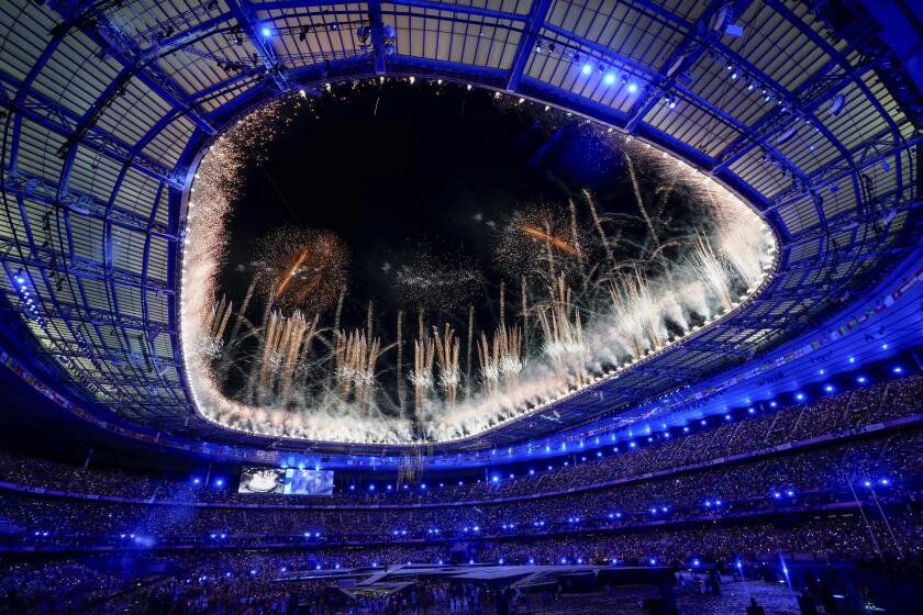 Fuegos artificiales encendidos durante la ceremonia de clausura de los Juegos Olímpicos de Verano de 2024 en el Stade de France, el lunes 12 de agosto de 2024, en Saint-Denis, Francia. (Foto AP/Petr David Josek)