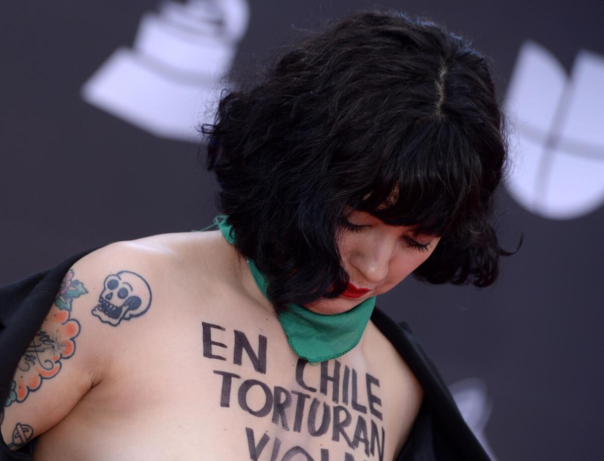 Mon Laferte sorprente con su manera de protestar a desnudar sus pechos en la alfombra roja de los Latin Grammy.