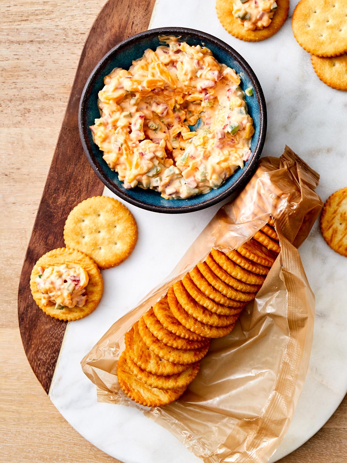 Las galletas Ritz son el acompañamiento clásico del queso pimiento.