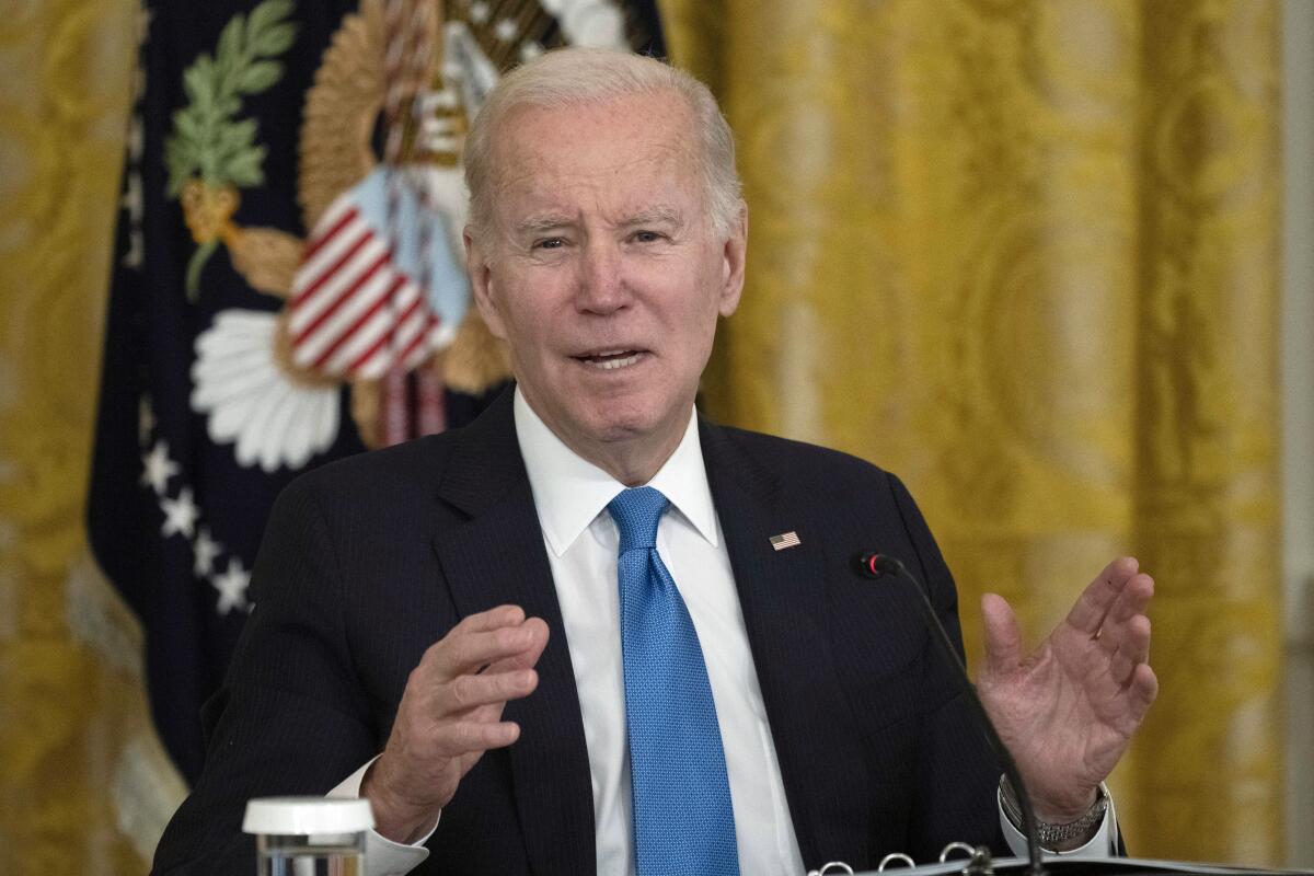 El presidente Joe Biden habla durante una reunión con la Asociación Nacional de Gobernadores en el Salón Este 
