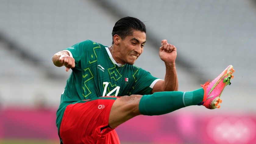 Erick Aguirre durante una jugada en el encuentro ante Francia.