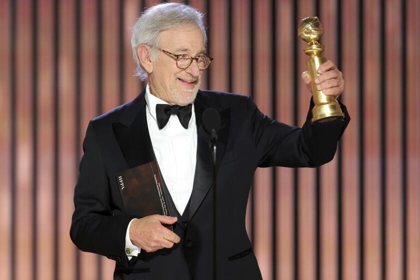 En esta imagen proporcionada por NBC, Steven Spielberg recibe el premio a mejor dirección 