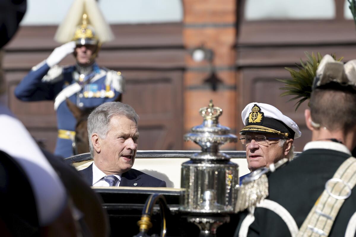 El presidente de Finlandia, Sauli Niinisto, izquierda, junto con el rey Carlos Gustavo de Suecia 