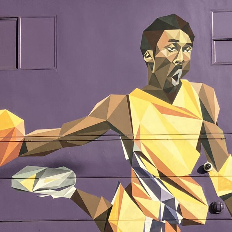 Un mural en el exterior del Shoe Palace de Melrose Ave. rinde homenaje a Kobe Bryant.
