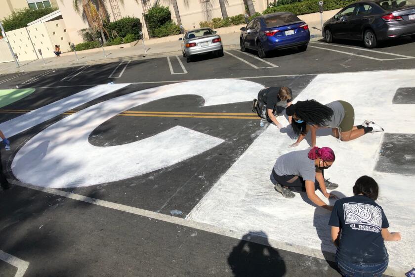 Voluntarios se unieron a mandar un mensaje de repudio a la “Migra” pintando con tiza el texto que se leía “Defund