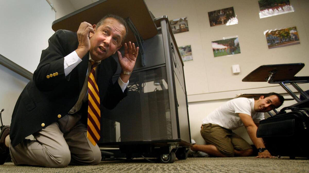 En 2008, el profesor de Orange Coast College Robert Raja, y sus estudiantes, fueron parte de un simulacro de terremotos en Costa Mesa ().