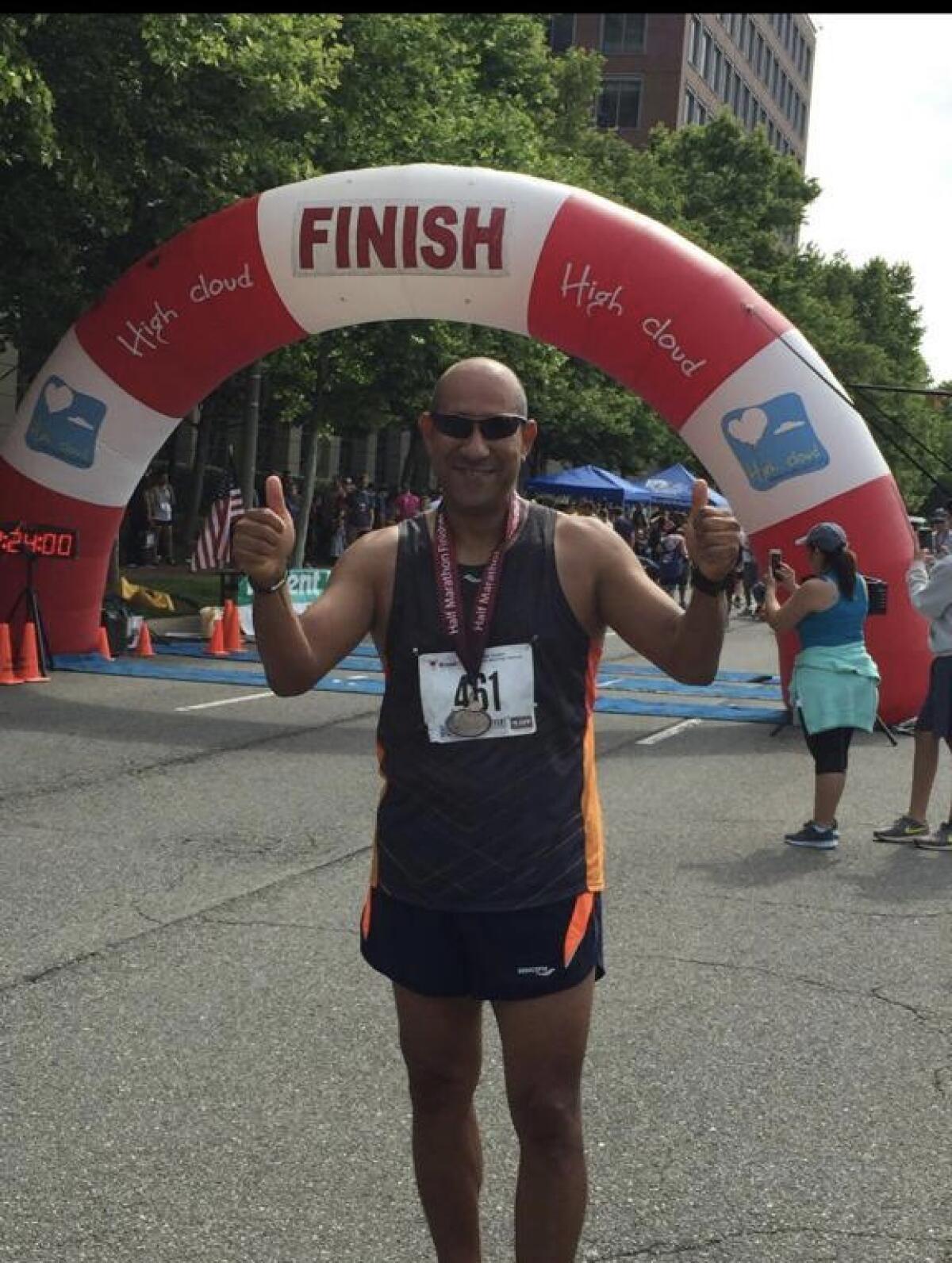 Uno de los pasatiempos favoritos del cónsul Pedro Rodríguez es correr maratones de 5 y 10 millas. 