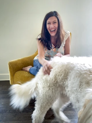 "virkelige verden" stjerne Julie Gentry petting hendes hund Martha. 