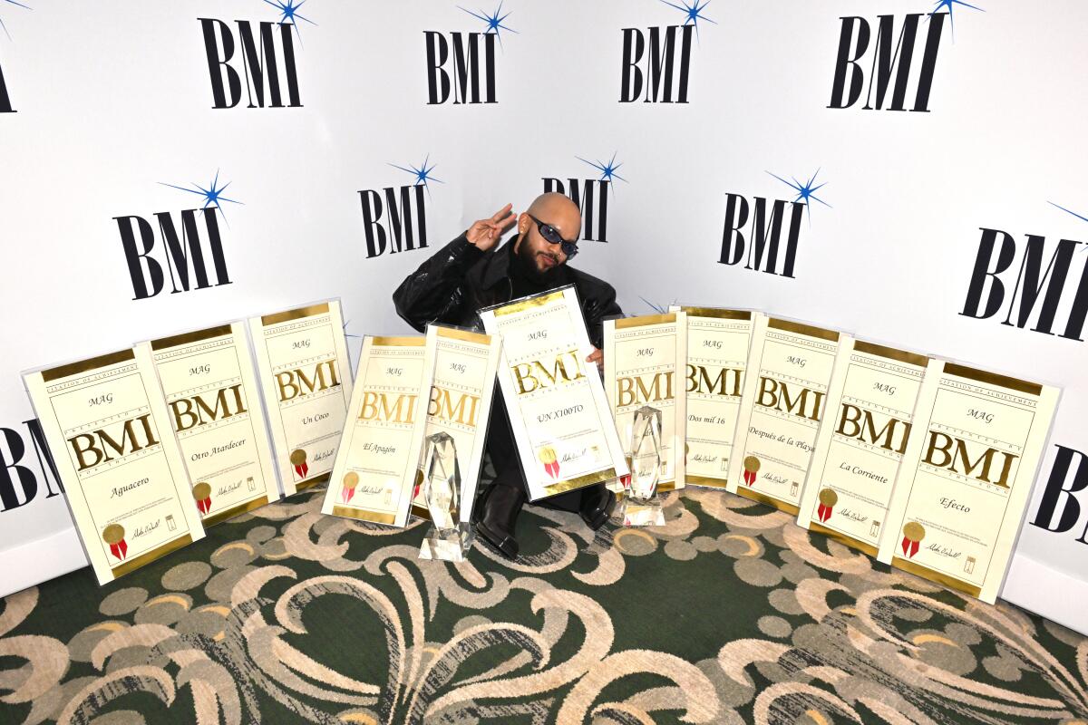 MAG posa con sus premios durante los BMI Latin Awards 2024.