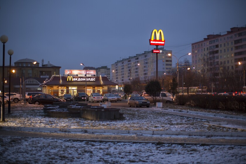 Archivo - Un restaurante de la franquicia McDonald's en Dmitrov, a unos 75 kilómetros (47 millas) al norte de Moscú, Rusia