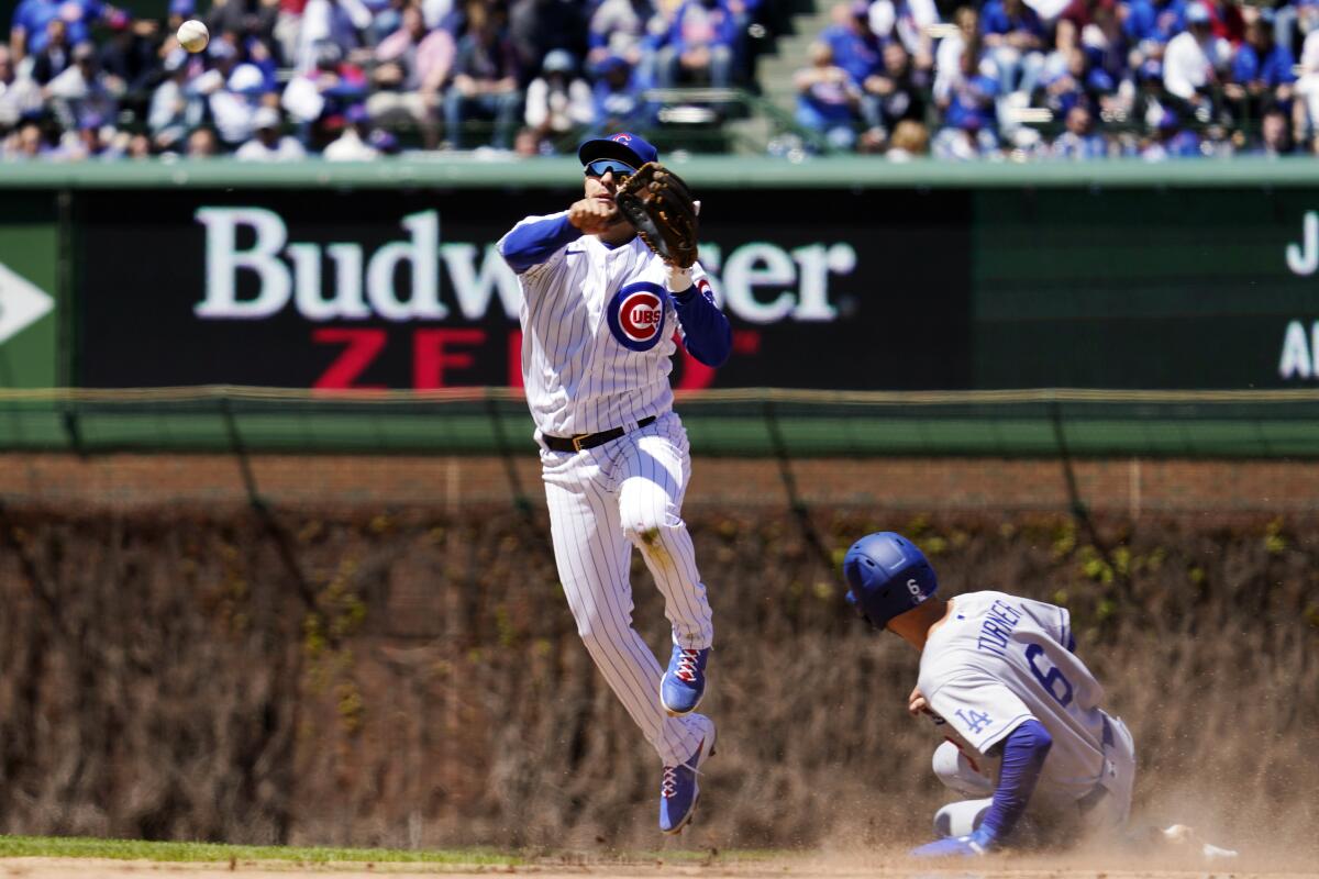 El segunda base Nick Madrigal (izquierda) de los Cachorros de Chicago