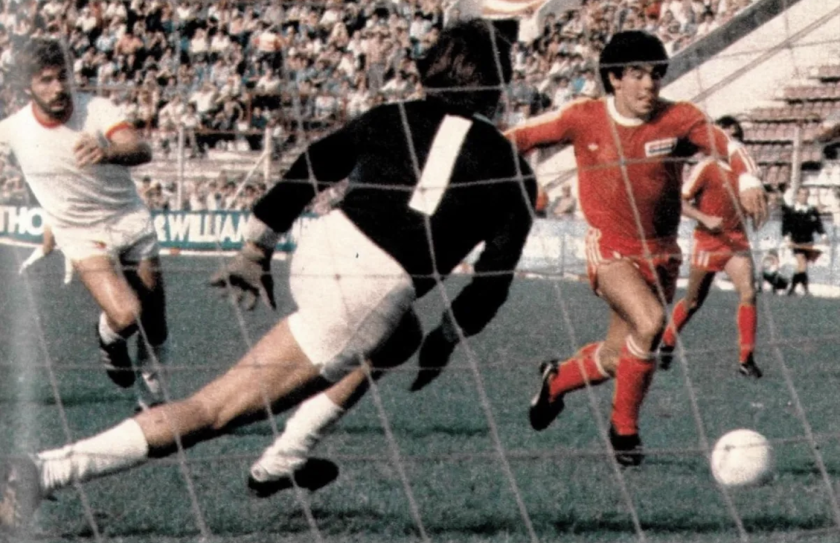 El Futbol Mundial De Luto Diego Maradona La Leyenda Argentina Fallece A Los 60 Anos Los Angeles Times