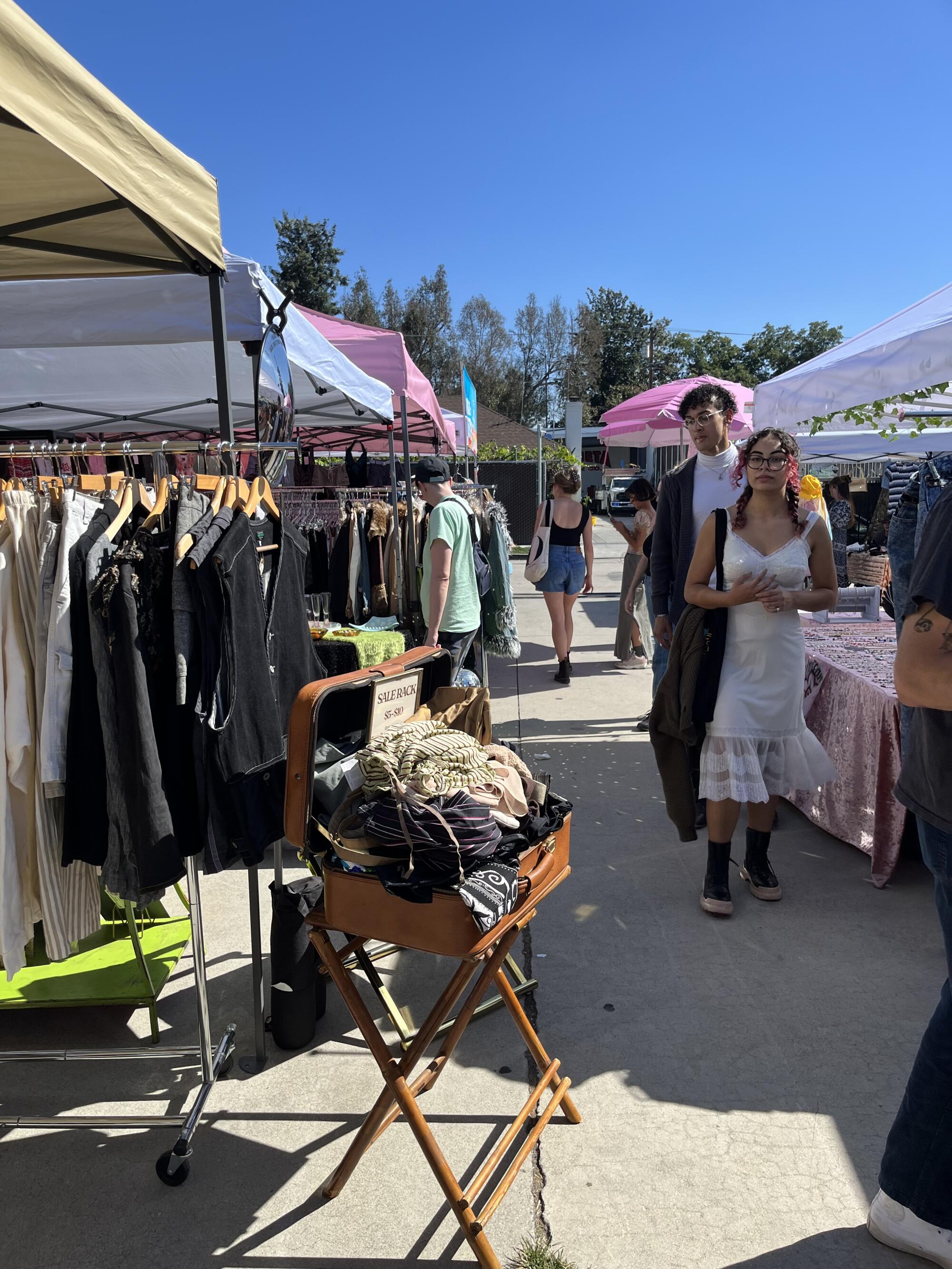 La gente compra en mercados al aire libre 