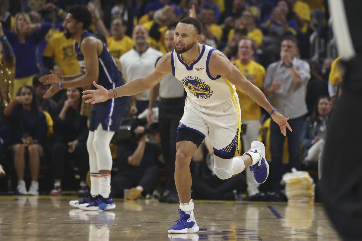 NBA playoffs: Stephen Curry, Warriors beat Mavericks, up 2-0 - Los Angeles Times