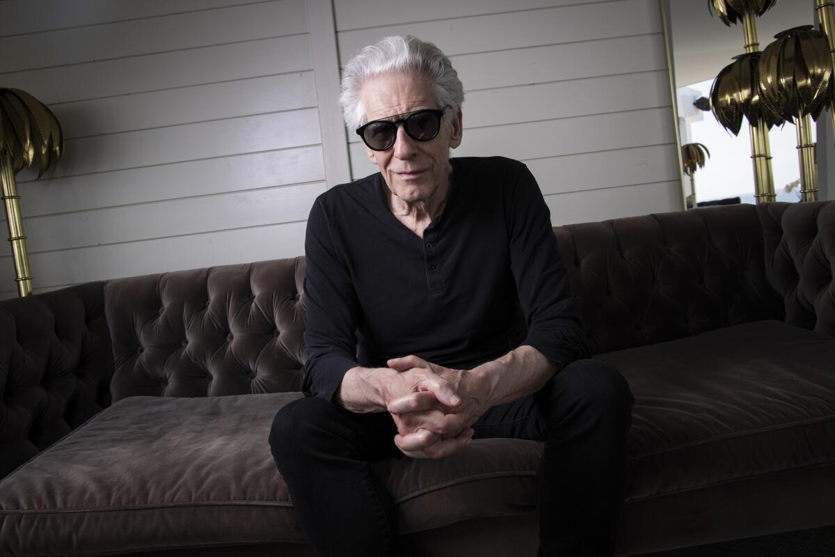 David Cronenberg posa al promover la película “Crimes of the Future” en la 75a edición del Festival de Cine de CanneS