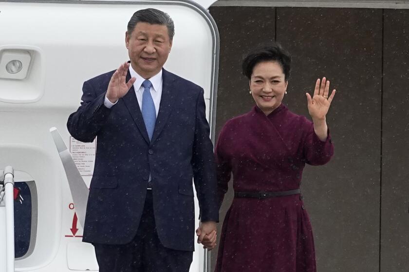El presidente chino Xi Jinping y su esposa Peng Liyuan al llegar al Aeropuerto Orly de París, el 5 de mayo de 2024. (Foto AP/Michel Euler, Pool)