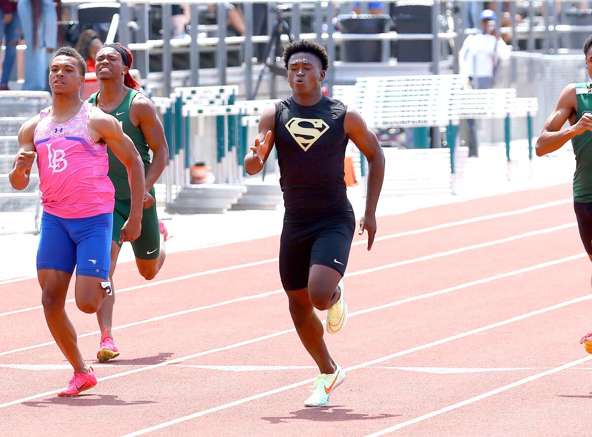 Rodrick Pleasant, da Gardena Serra High, lidera o campo na corrida de 100 metros no Encontro de Mestres da Seção Sul em 20 de maio.