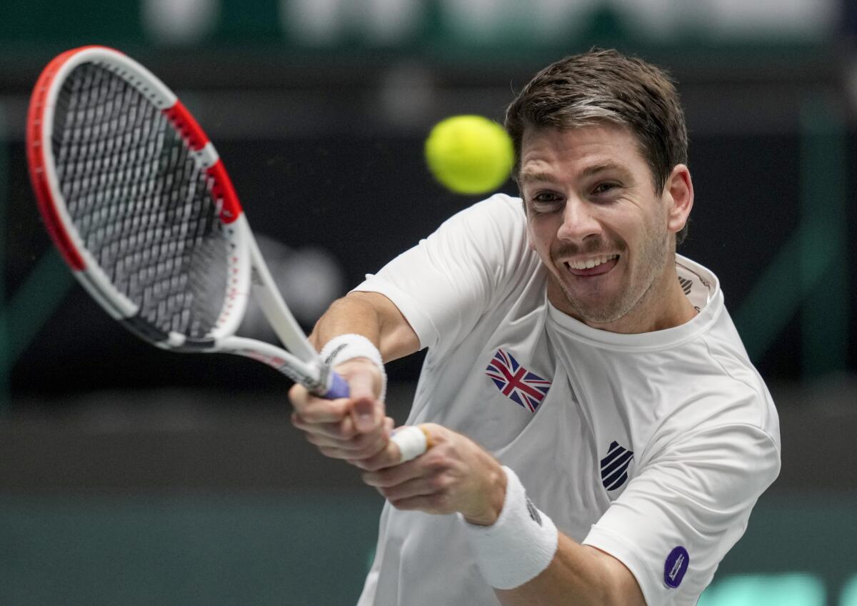 El británico Cameron Norrie devuelve de revés  