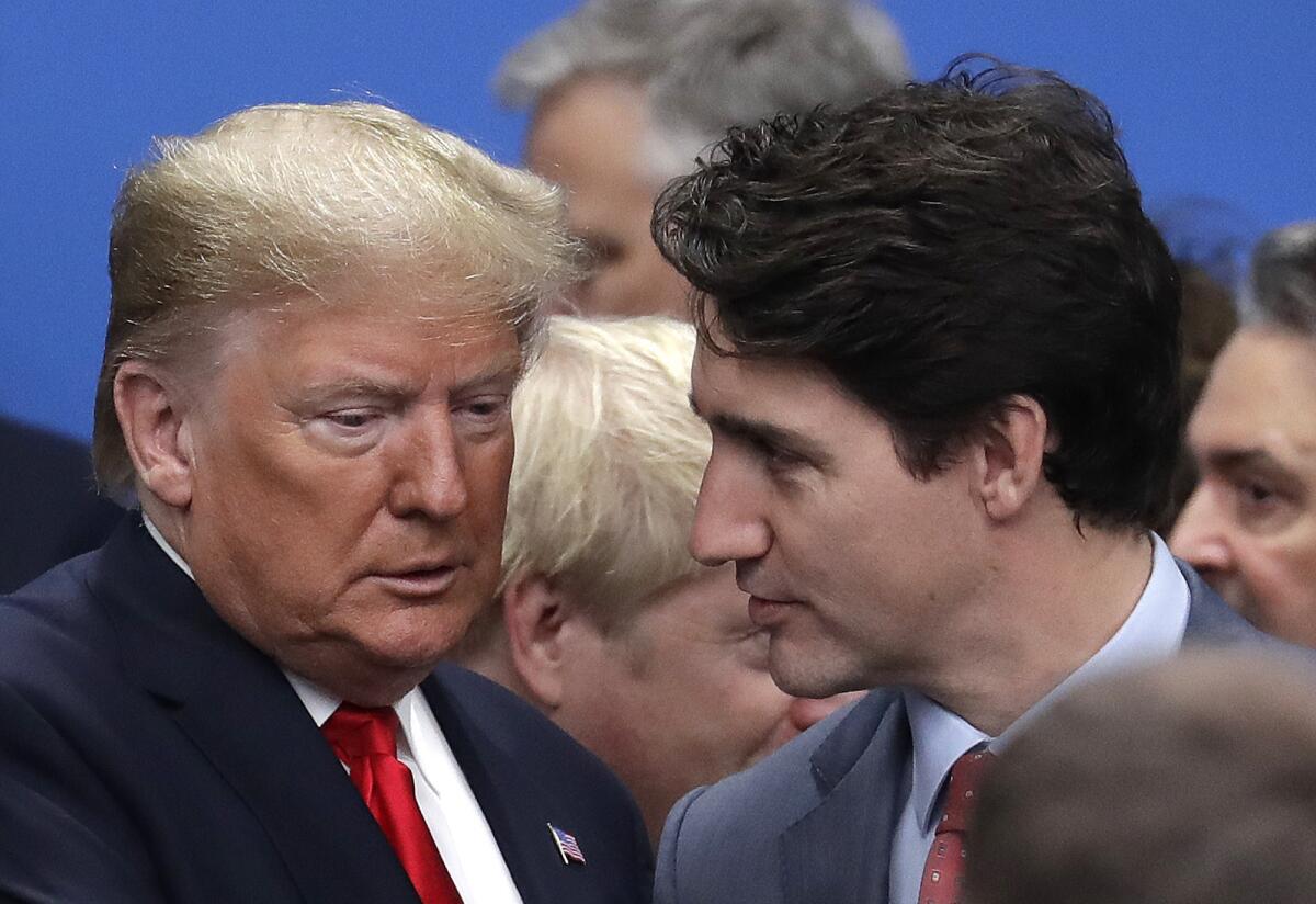 El entonces presidente estadounidense Donald Trump (izq) con el primer ministro canadiense Justin Trudeau