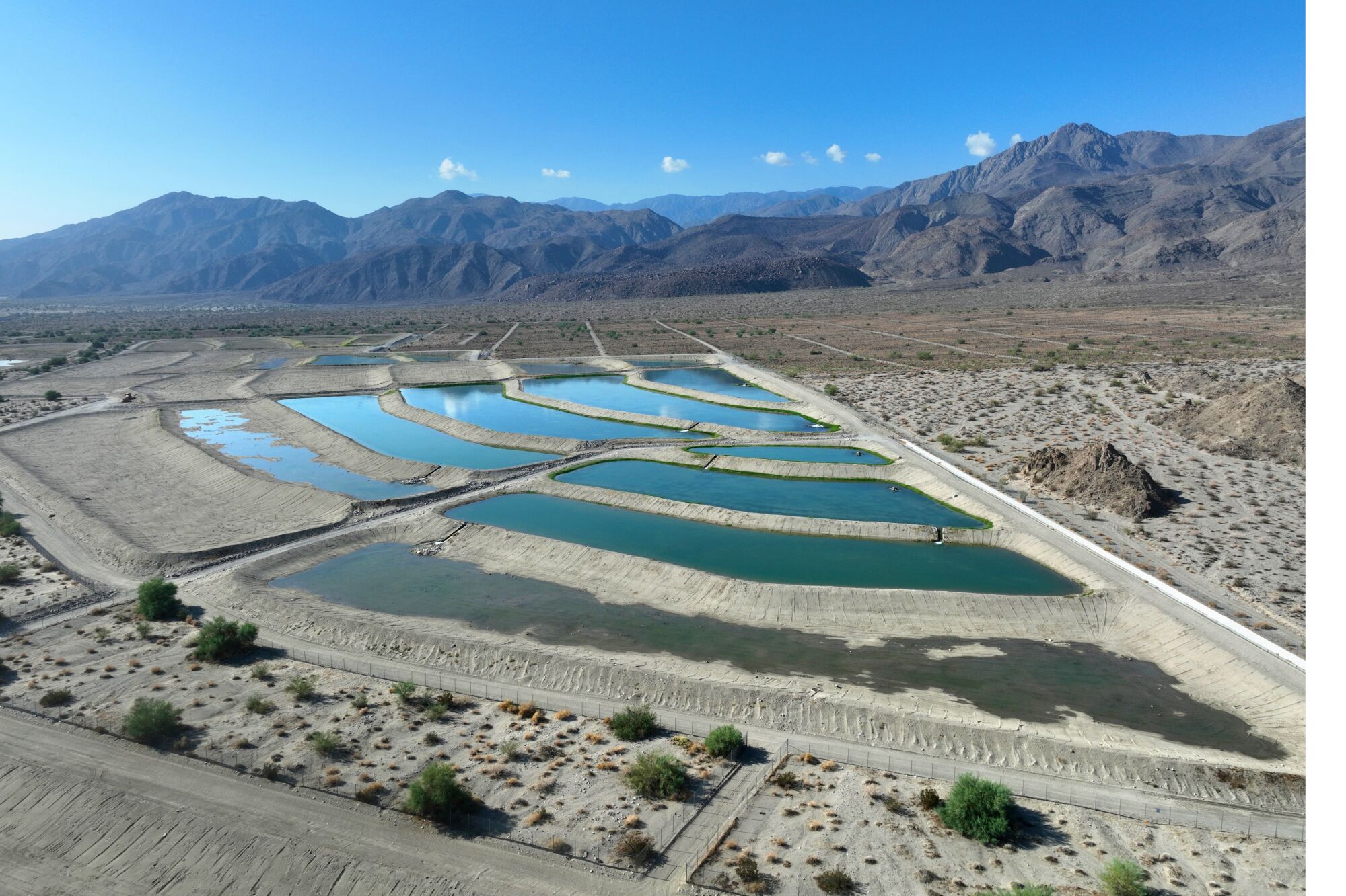 Étangs d'eau dans une installation au milieu d'un désert