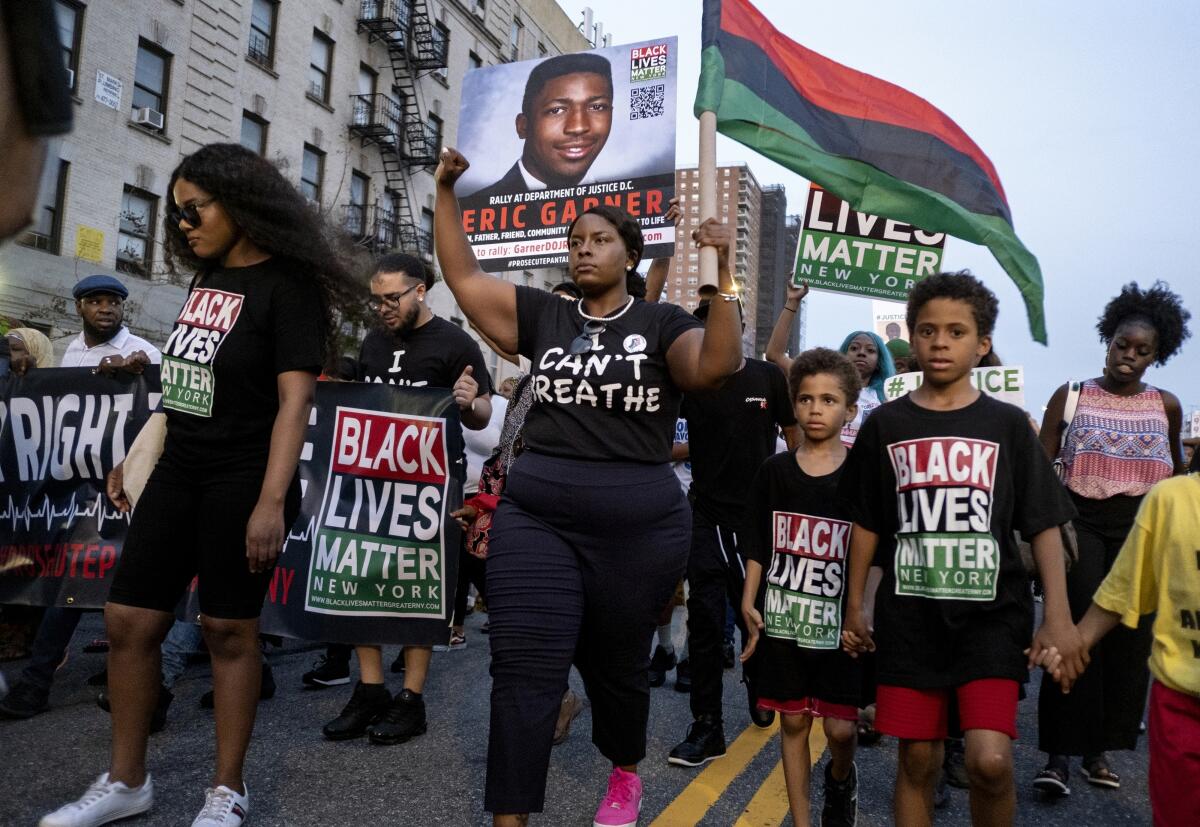 ARCHIVO - Activistas de Black Lives Matter protestan en el vecindario de Harlem en Nueva York, 